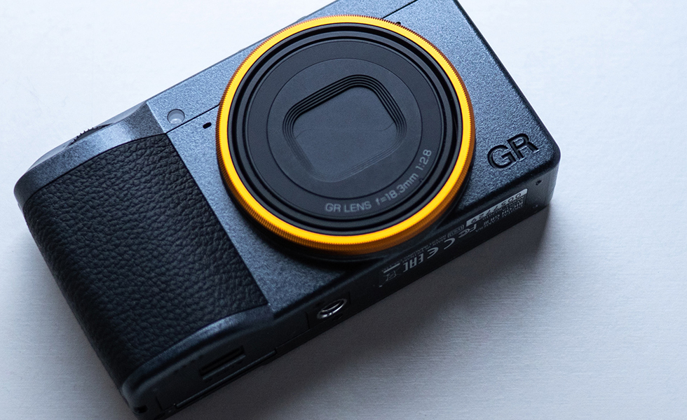 A limited-edition model featuring a metallic gray body and orange-yellow ring cap,inspired by street photographers who are in their element on the asphalt pavement.